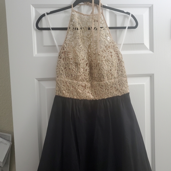 Gold & Black Gown Size Medium/ size 7/8 - Picture 5 of 7